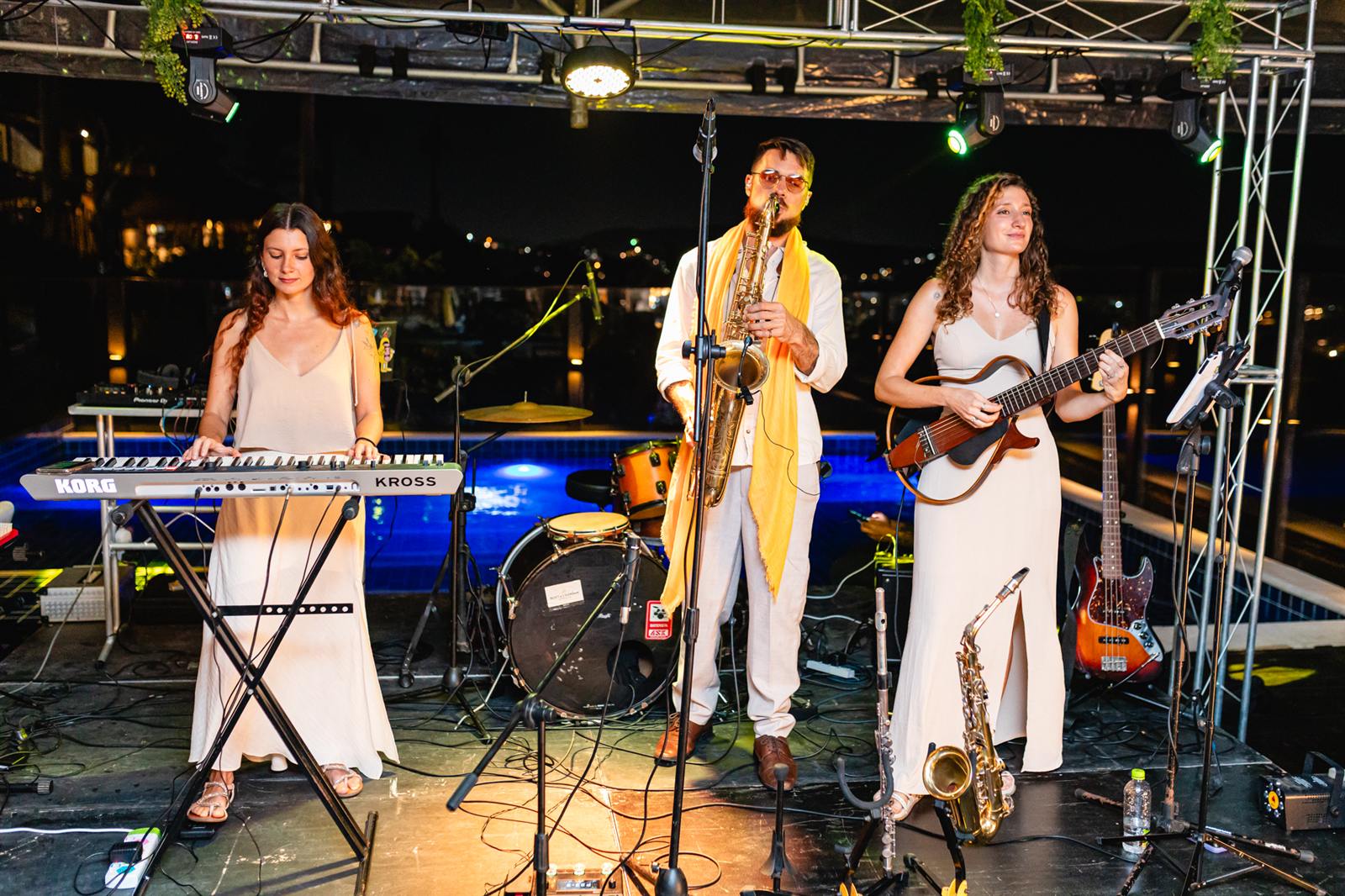 Banda tocando ao vivo à beira da piscina na festa de Réveillon do Costa do Sol