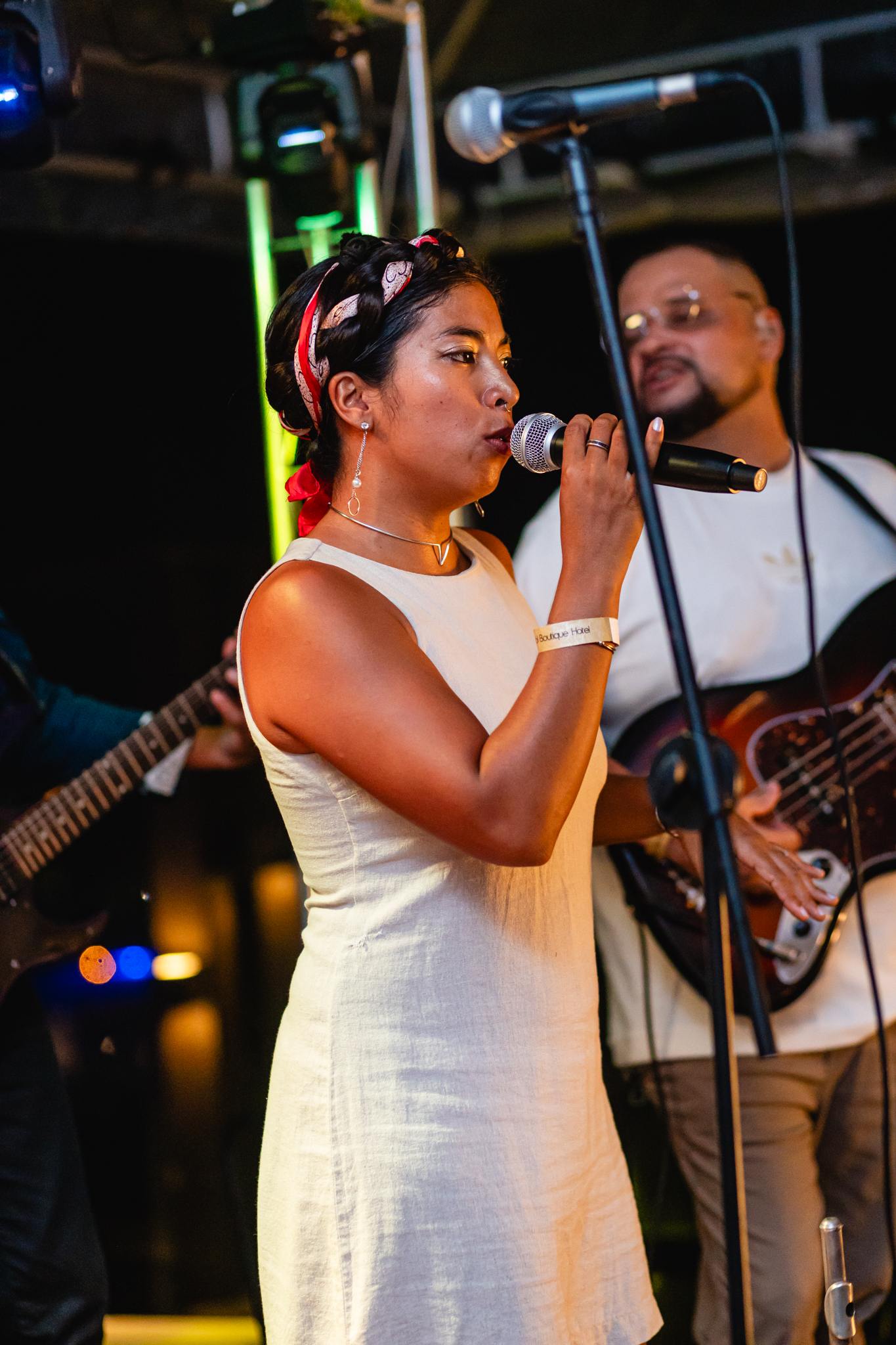 Cantora se apresentando ao vivo na festa