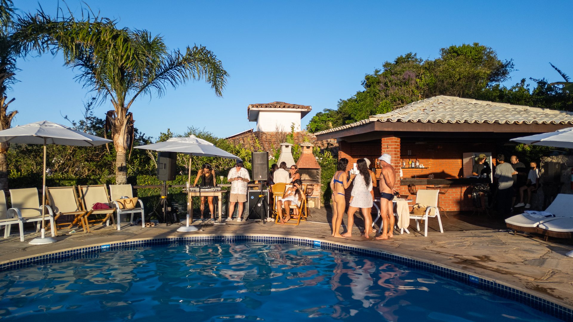 Piscina do Costa do Sol com vista para o pôr do sol de Búzios